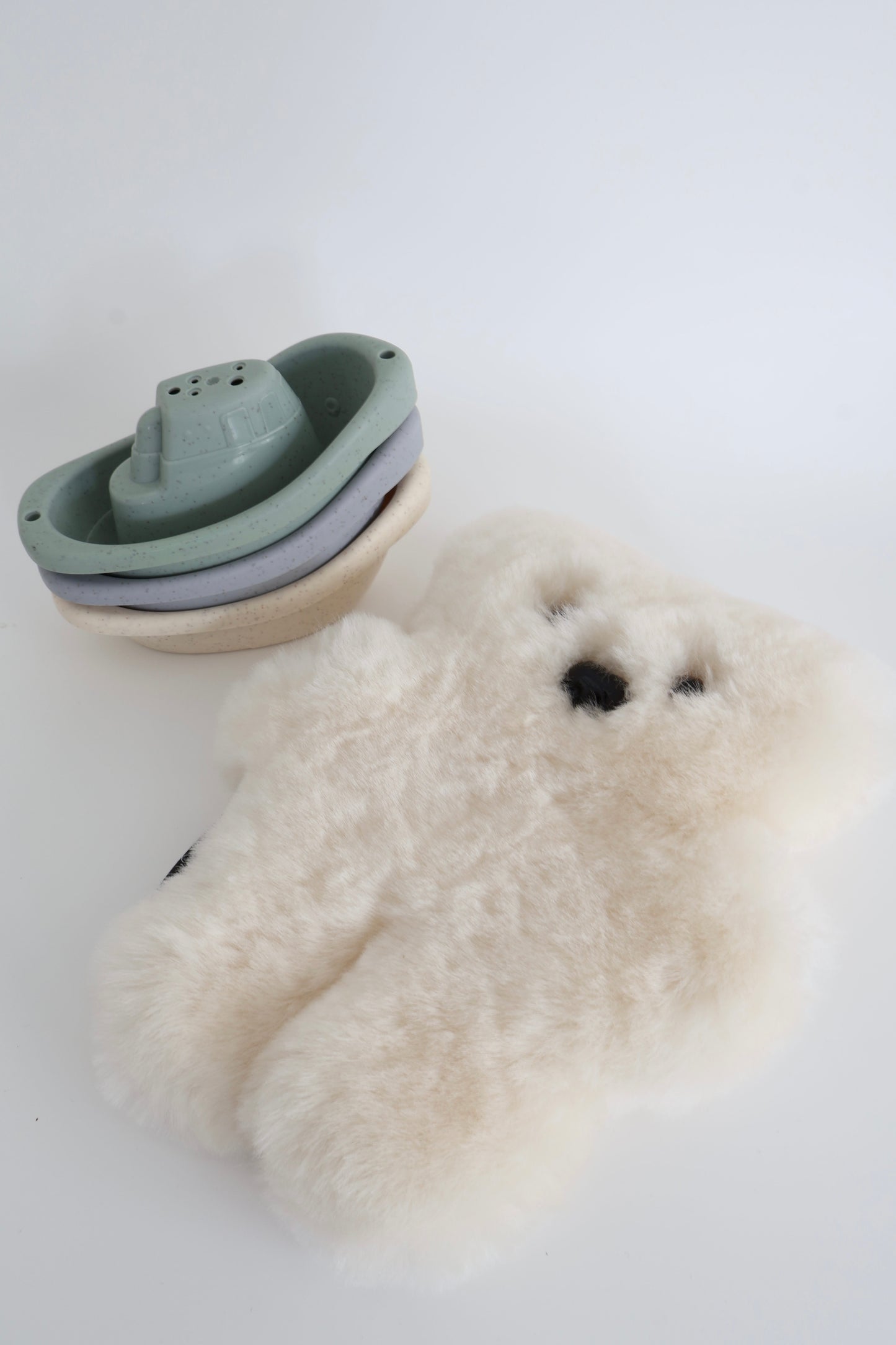 Milk Mini Flat Out Bear & Baby Bath Boat Toy